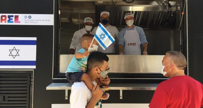 CONSULADO DE ISRAEL PROMOVE AÇÃO SOCIAL E DISTRIBUI COMIDAS TÍPICAS COM UM FOOD TRUCK SOLIDÁRIO EM SP