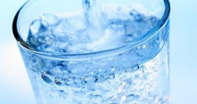 BEBER MUITA ÁGUA FAZ BEM PARA A PELE? BEBER MUITA ÁGUA FAZ BEM PARA A PELE?