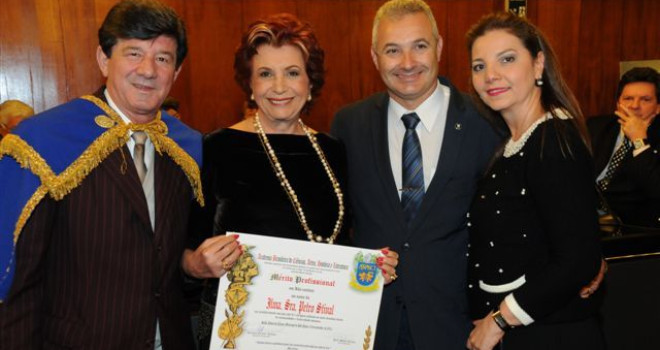 PETRÔ STIVAL RECEBE PRÊMIO “MÉRITO PROFISSIONAL DE ESTILISTA EM ALTA COSTURA” PETRÔ STIVAL RECEBE PRÊMIO “MÉRITO PROFISSIONAL DE ESTILISTA EM ALTA COSTURA”