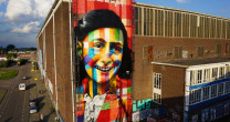 EDUARDO KOBRA FINALIZA MURAL SOBRE ANNE FRANK EM AMSTERDÃ EDUARDO KOBRA FINALIZA MURAL SOBRE ANNE FRANK EM AMSTERDÃ