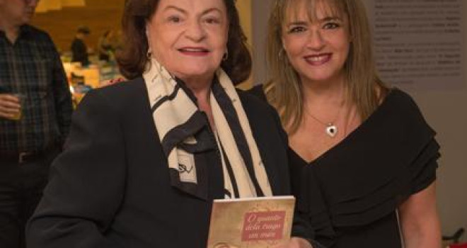 EVELYN ELMAN AUTOGRAFA O LIVRO “O  QUANTO DELA TRAGO EM MIM”