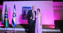 EMBAIXADOR YOSSI SHELLEY E PRIMEIRA-DAMA MICHELLE BOLSONARO INAUGURAM ILUMINAÇÃO EM HOMENAGEM AO OUTUBRO ROSA NA EMBAIXADA DE ISRAEL