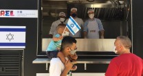 CONSULADO DE ISRAEL PROMOVE AÇÃO SOCIAL E DISTRIBUI COMIDAS TÍPICAS COM UM FOOD TRUCK SOLIDÁRIO EM SP