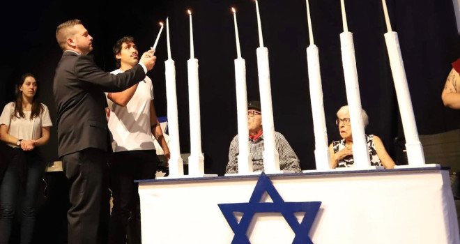 COMUNIDADE JUDAICA PRESTA HOMENAGEM AOS SOBREVIVENTES DO HOLOCAUSTO E ÀS VÍTIMAS DO 7 DE OUTUBRO COMUNIDADE JUDAICA PRESTA HOMENAGEM AOS SOBREVIVENTES DO HOLOCAUSTO E ÀS VÍTIMAS DO 7 DE OUTUBRO