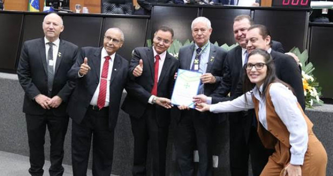 Embaixador de Israel recebe a Comenda Filinto Muller em MT e participa da aprovação do Projeto de Lei 1368/2024, que institui o “Dia Estadual contra o Antissemitismo” Embaixador de Israel recebe a Comenda Filinto Muller em MT e participa da aprovação do Projeto de Lei 1368/2024, que institui o “Dia Estadual contra o Antissemitismo”