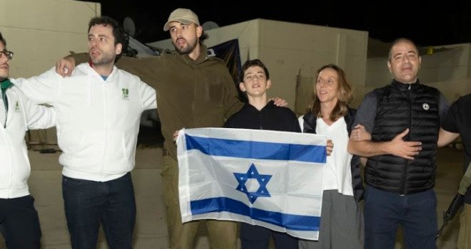 O brasileiro David Cohen celebra seu Bar-Mitzvá ao lado de soldados das Forças de Defesa de Israel O brasileiro David Cohen celebra seu Bar-Mitzvá ao lado de soldados das Forças de Defesa de Israel