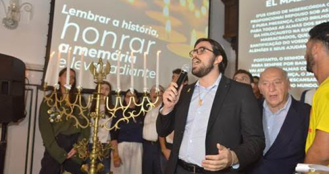 ATO DE YOM HASHOÁ EM SP REÚNE GERAÇÕES EM HOMENAGEM ÀS VÍTIMAS DO HOLOCAUSTO ATO DE YOM HASHOÁ EM SP REÚNE GERAÇÕES EM HOMENAGEM ÀS VÍTIMAS DO HOLOCAUSTO
