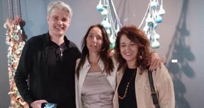 ALESSANDRA MASTROGIOVANNI EXPÕE SEUS ORIGINAIS COLARES GIGANTES NA GALERIA DE ARTE DA HEBRAICA DE SP ALESSANDRA MASTROGIOVANNI EXPÕE SEUS ORIGINAIS COLARES GIGANTES NA GALERIA DE ARTE DA HEBRAICA DE SP