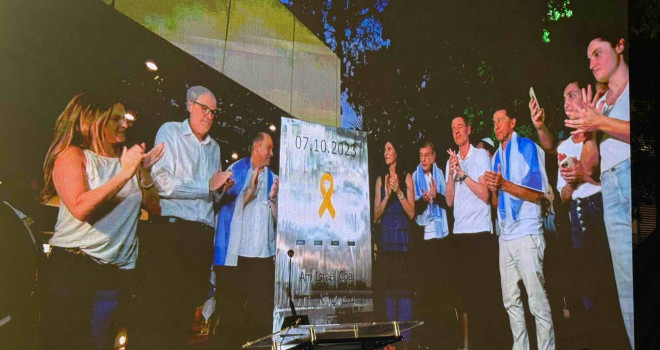ATO EM HOMENAGEM ÀS VÍTIMAS DO 7 DE OUTUBRO EMOCIONA O PÚBLICO COM FORTE MENSAGEM DE MEMÓRIA, UNIÃO E ESPERANÇA ATO EM HOMENAGEM ÀS VÍTIMAS DO 7 DE OUTUBRO EMOCIONA O PÚBLICO COM FORTE MENSAGEM DE MEMÓRIA, UNIÃO E ESPERANÇA