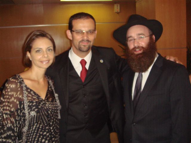 A HEBRAICA OUT-11-1-07-Juliana e Daniel Leon Bialski e rabino Dovi Goldberg