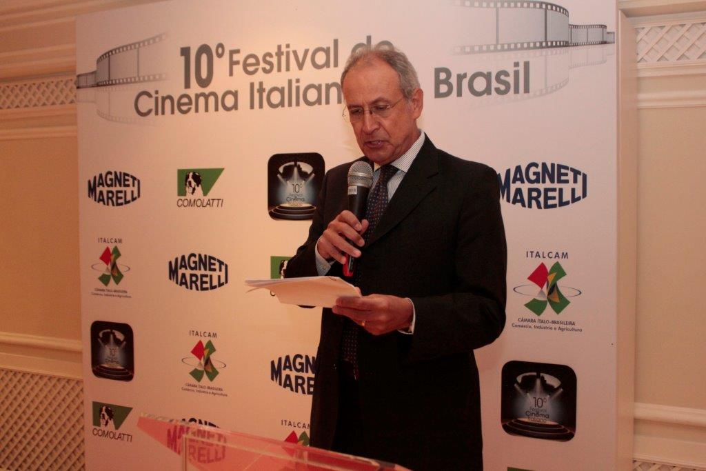 234_viver_4_4_Renato Poma diretor do Instituto Italiano de Cultura anunciando o filme vencedor